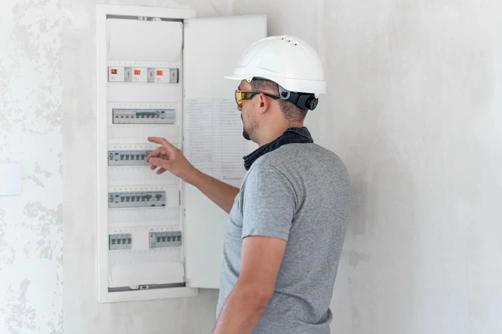 Eletricista inspecionando quadro de energia após disjuntor desarmando na Vila Andrade