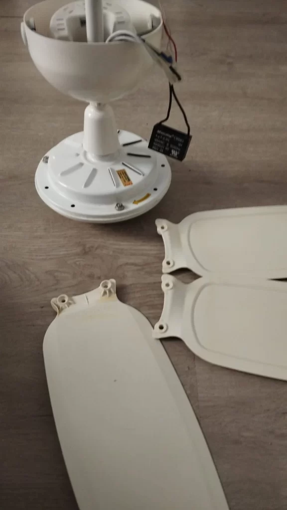 Instalação de ventilador de teto no Butantã com fixação correta das pás realizada por eletricista residencial em São Paulo