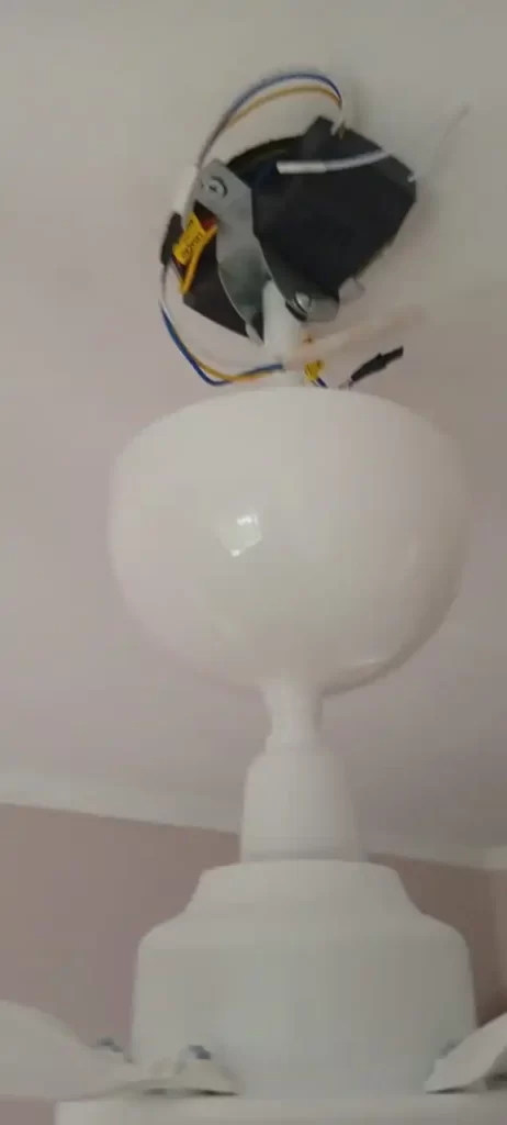 Instalação de ventilador de teto no Butantã com ventilador pré-fixado no teto, pronto para ligações elétricas e acabamento final