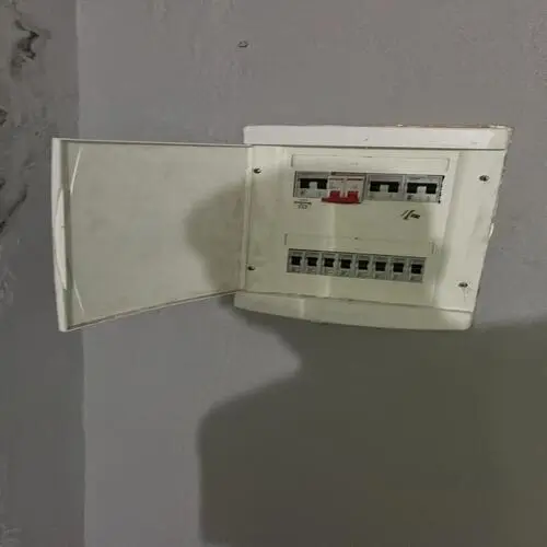 Quadro de disjuntor com curto circuito causado por superaquecimento na Vila Andrade em São Paulo