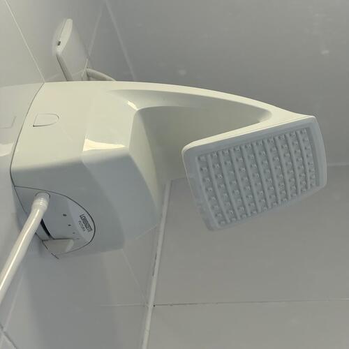 Chuveiro elétrico instalado em residência onde a luz voltava ao ser ligado