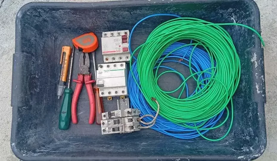 Eletricista 24h emergência residencial atendendo rapidamente uma casa em situação crítica de falta de energia