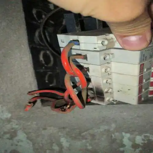 Disjuntor com fios derretendo no borne de conexão na Vila São Francisco, necessitando troca por superaquecimento o Eletricista 24hs Vila São Francisco resolve