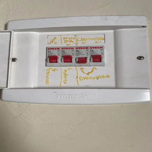 Família em residência durante queda de energia residencial, aguardando atendimento de eletricista 24h.