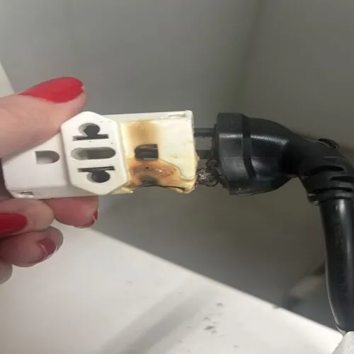 Eletricista 24hs no Butantã atende troca de tomadas e revisão em fiação elétrica em tomada derretida