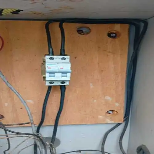 Caixa de medição elétrica com troca de disjuntor realizada após falha no circuito