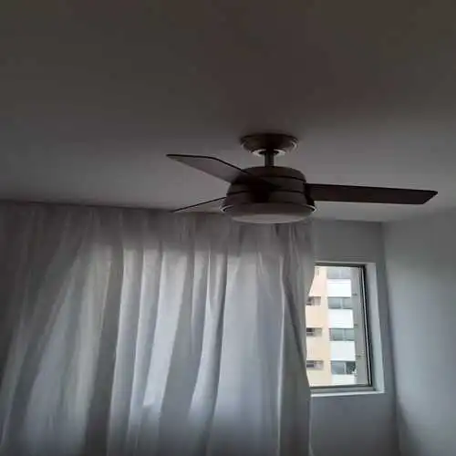Ventilador de teto descontrolado girando sozinho e acendendo a luz
