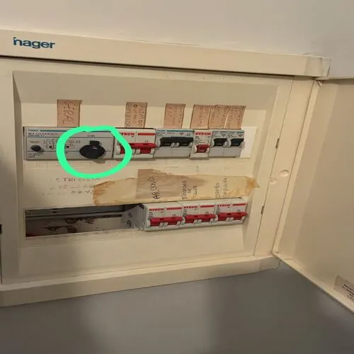 Quadro de energia com disjuntor caindo em apartamento no Morumbi