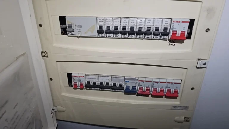 Disjuntor DR desarmado em quadro de energia indicando possível fuga de corrente elétrica