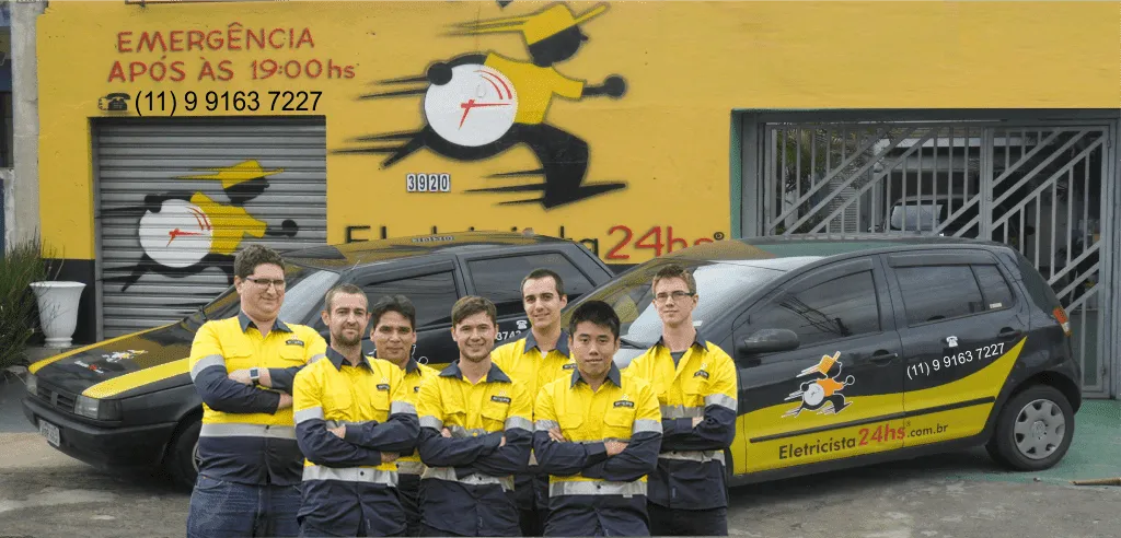 Equipe de eletricistas da Eletricista24hs® em frente à sede no Butantã, São Paulo