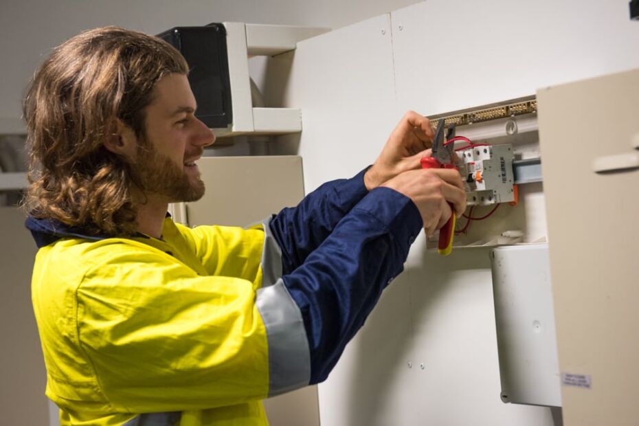 Eletricista em Jundiaí trocando disjuntor que estava desarmando após problema elétrico residencial