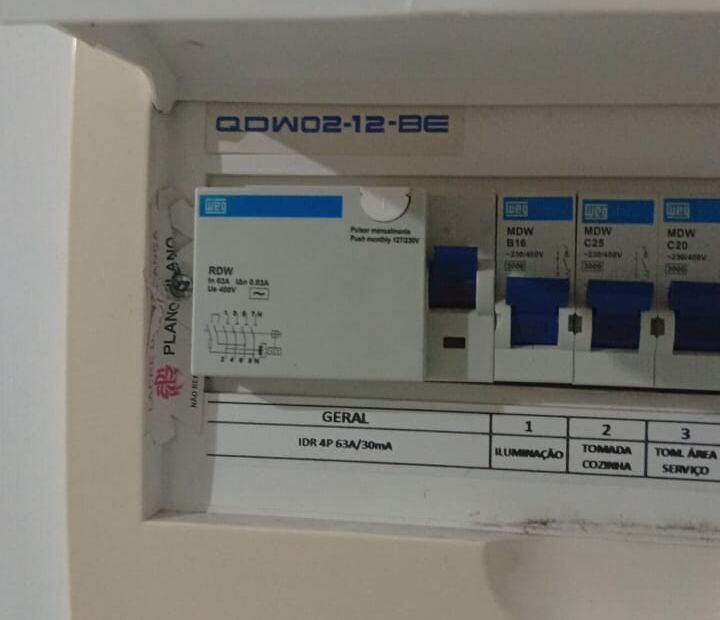 Disjuntor geral desarmando em apartamento na Vila Andrade devido a curto circuito na instalação elétrica
