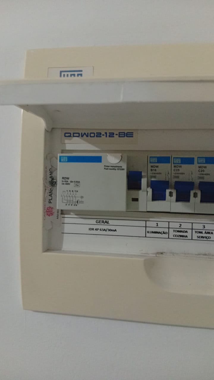 Disjuntor geral desarmando em apartamento na Vila Andrade devido a curto circuito na instalação elétrica