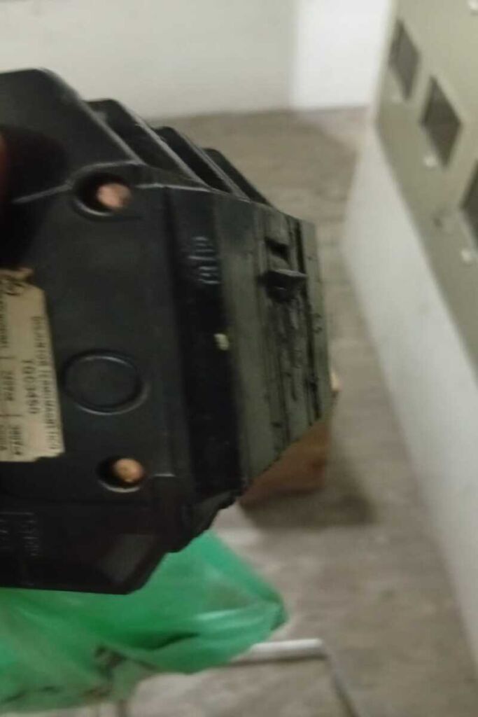 disjuntor desarmando e com manete quebrado no centro de medição no Butantã São Paulo